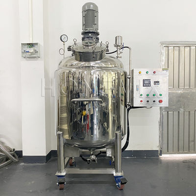 Verplaatsbare machine voor het maken van vloeibare wasmiddelen