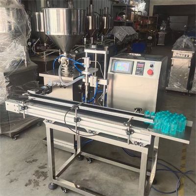Verticale semi-automatische machine voor het vullen van shampooflessen met vervoerband
