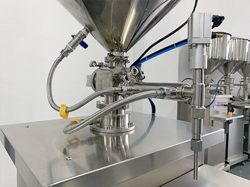 Verwarmde vulmachine voor het vullen van cosmetische wassen, flessen met room, flessen met mixer