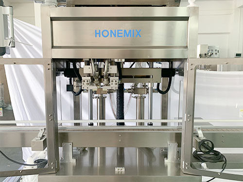 Automatische schroeifabricaten voor het vullen van cosmetische crèmes