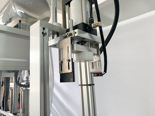 Automatische schroeifabricaten voor het vullen van cosmetische crèmes
